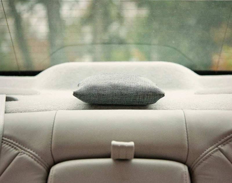 sac desodorisant dans une voiture à l'arriere