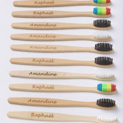 10 brosses à dents personnalisées alignées