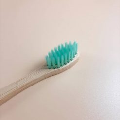 1 brosse à dents enfant détail tête turquoise