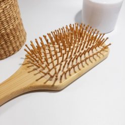detail brosse a cheveux en bambou biais